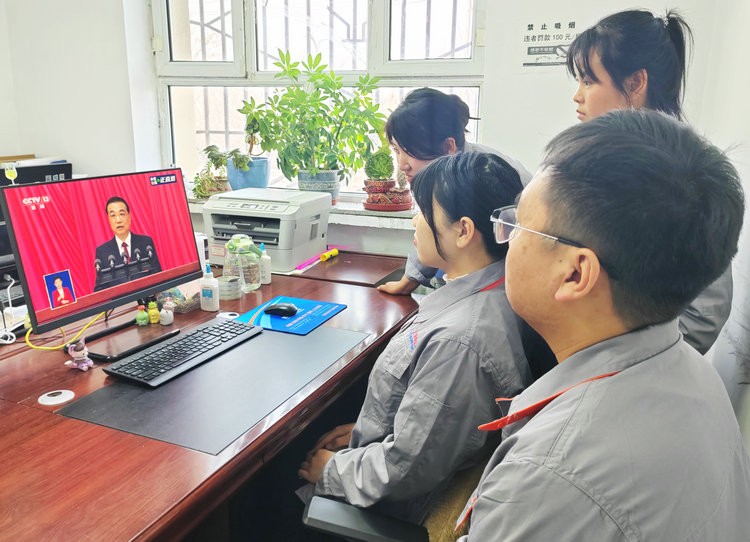 0306 路橋分公司黨支部組織黨員干部收聽收看全國“兩會”直播盛況 (3)_副本.jpg