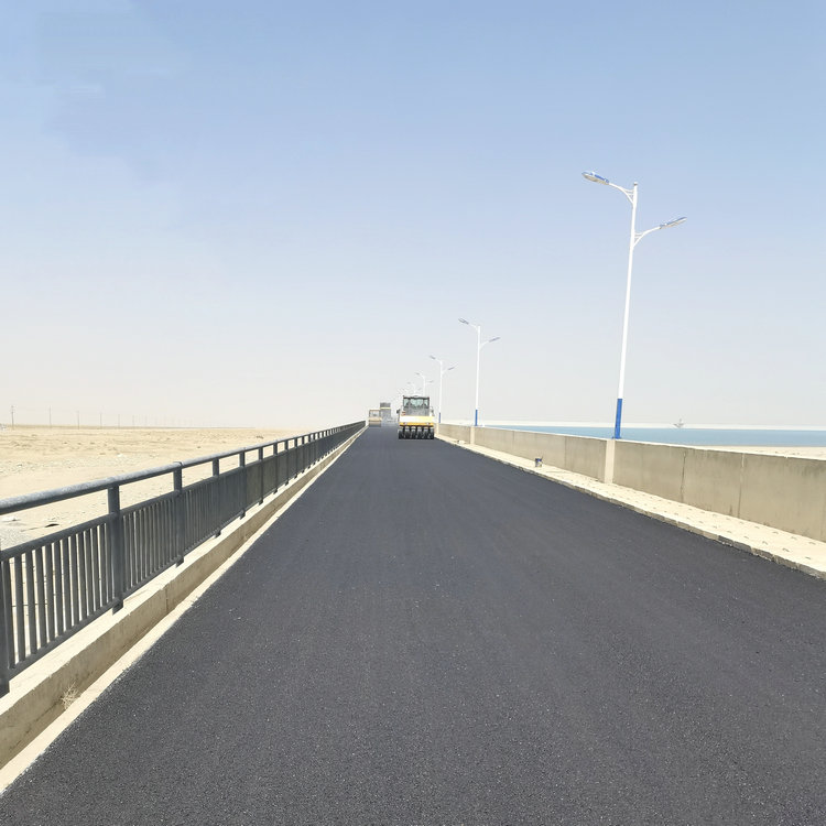 2023.4.8 225團調(diào)節(jié)池道路鋪油工程如火如荼進行中1_副本.jpg