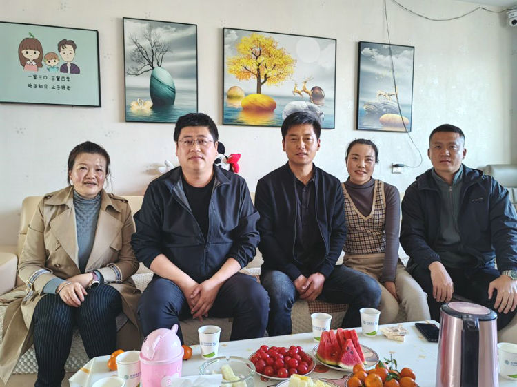 北方集團(tuán)廣廈公司慰問(wèn)少數(shù)民族干部1_副本.jpg
