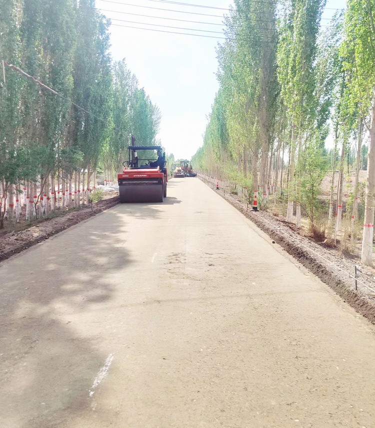 0517  137團(tuán)農(nóng)村公路建設(shè)項(xiàng)目順利完成水穩(wěn)層攤鋪壓實(shí)作業(yè)2 (1)_副本_副本.jpg