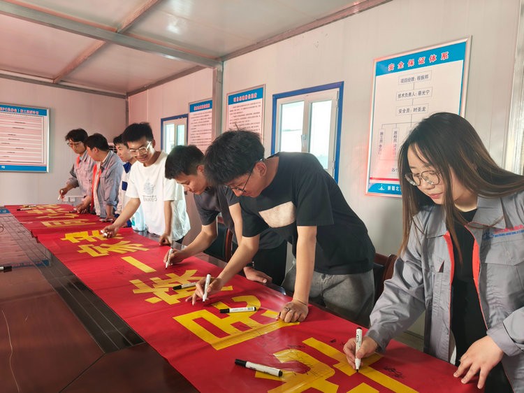 0504北方集團(tuán)工業(yè)設(shè)備安裝公司開展“民族團(tuán)結(jié)教育宣傳月”簽字活動(dòng) 圖片_副本1.jpg